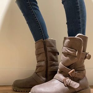 Size 8 women’s Roxy faux fur lined shoe